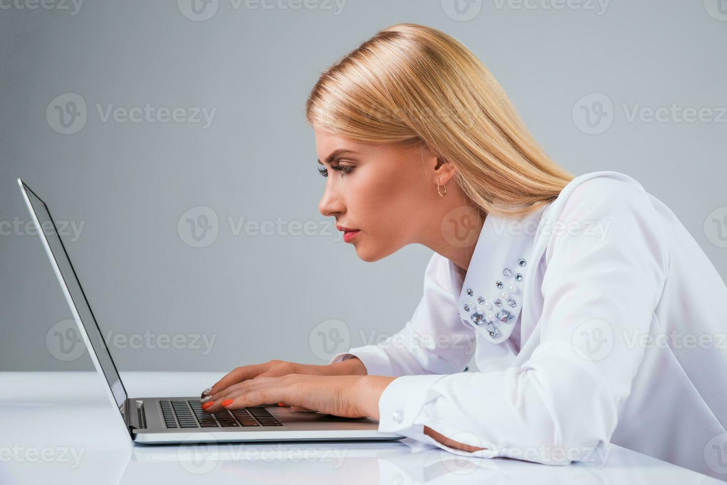 joven mujer de negocios trabajando a ordenador portátil computadora. foto