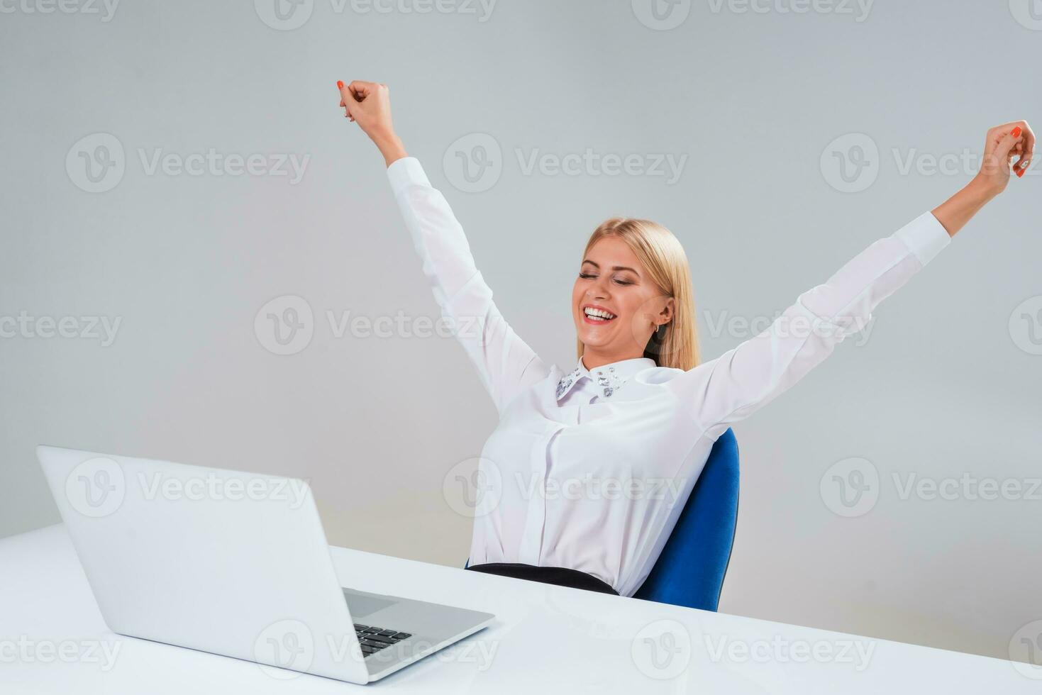 joven mujer de negocios trabajando a ordenador portátil computadora. foto