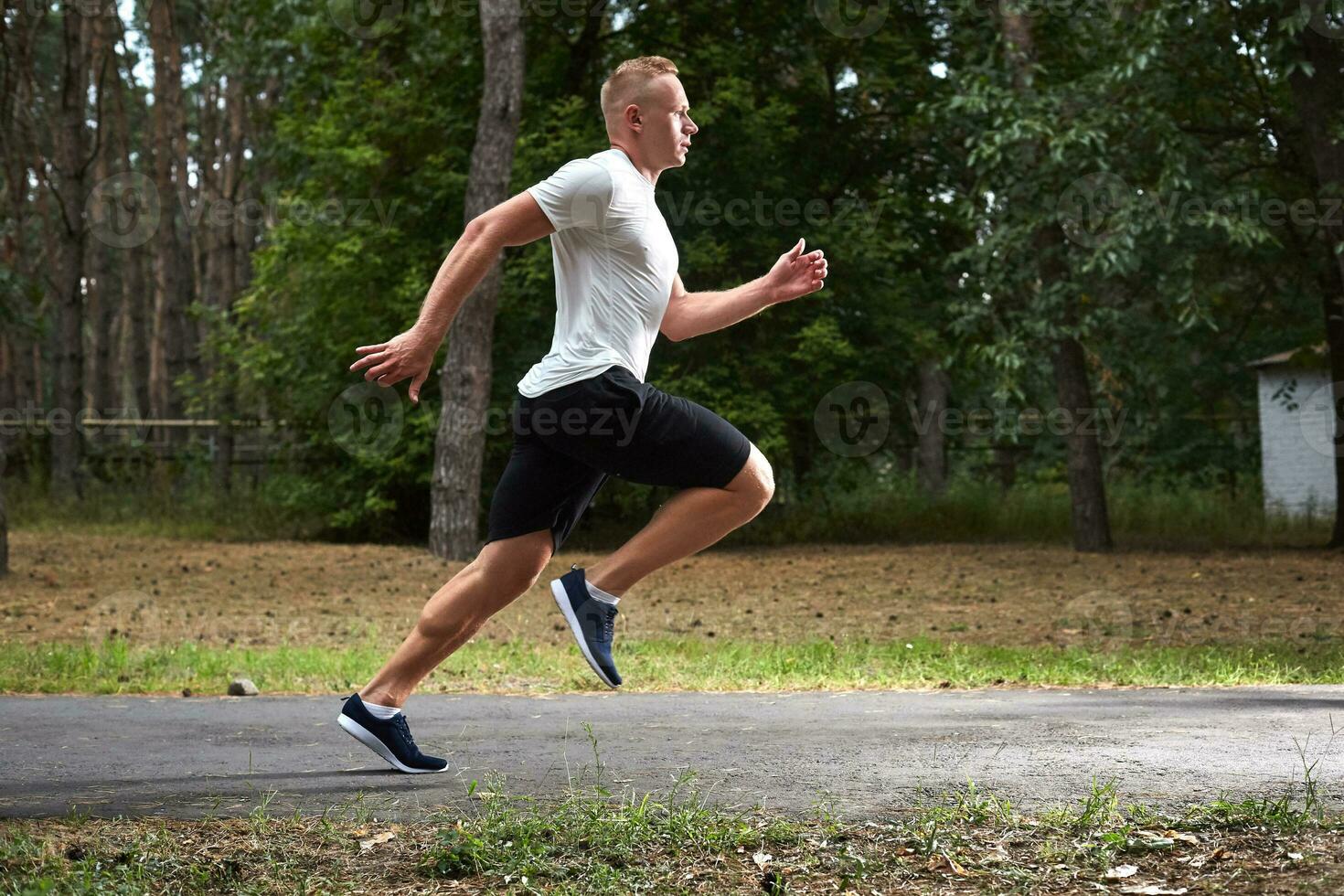 joven atleta corriendo en el bosque foto