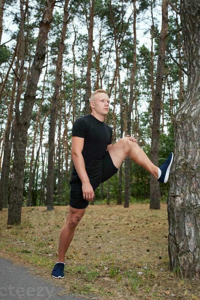 joven atleta corriendo en el bosque foto