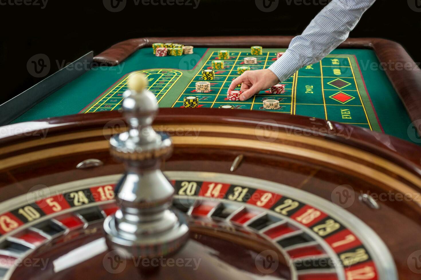 ruleta y pila de algo de juego papas fritas en un verde mesa. foto