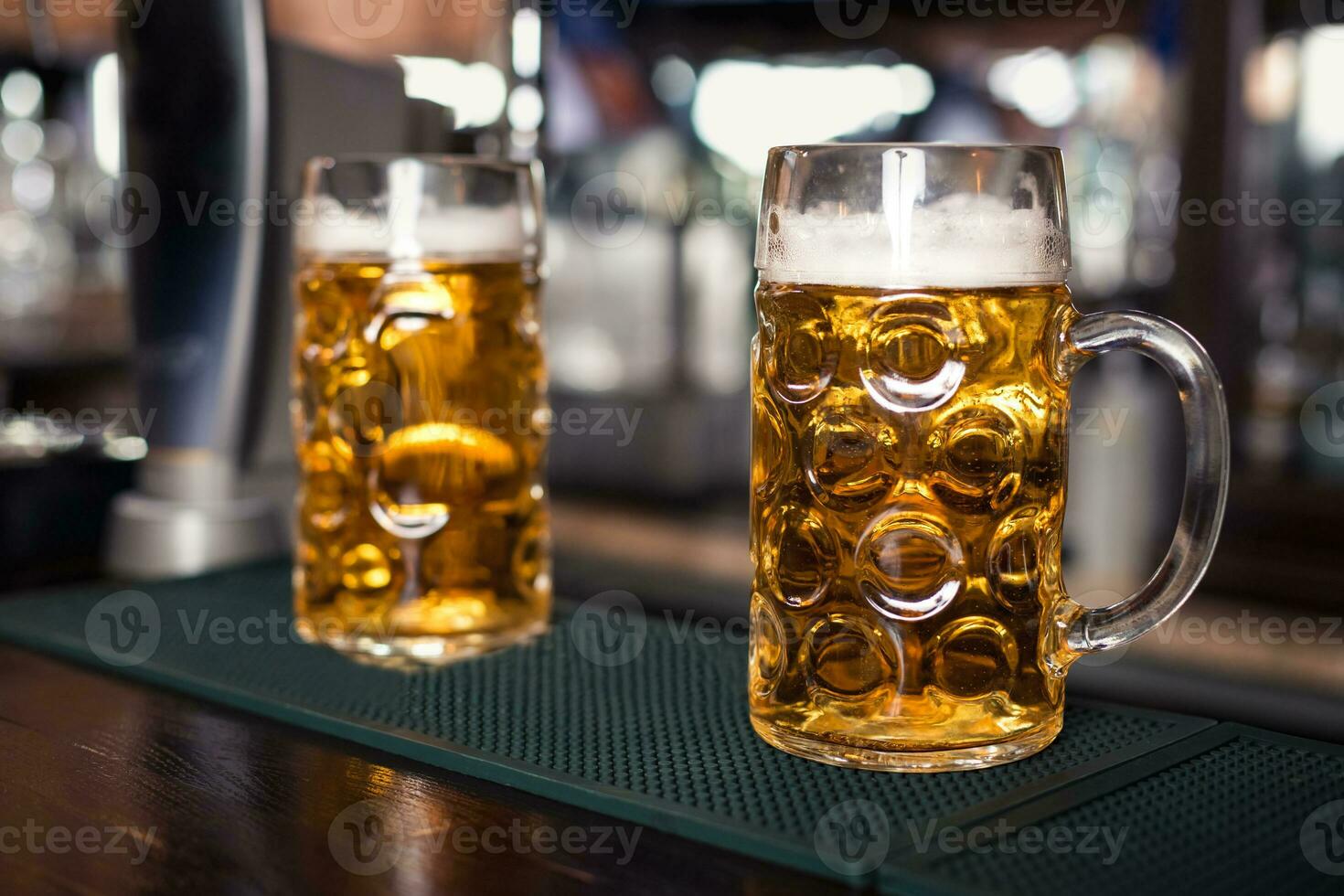 dos lentes de cerveza en un bar mesa. cerveza grifo en antecedentes foto