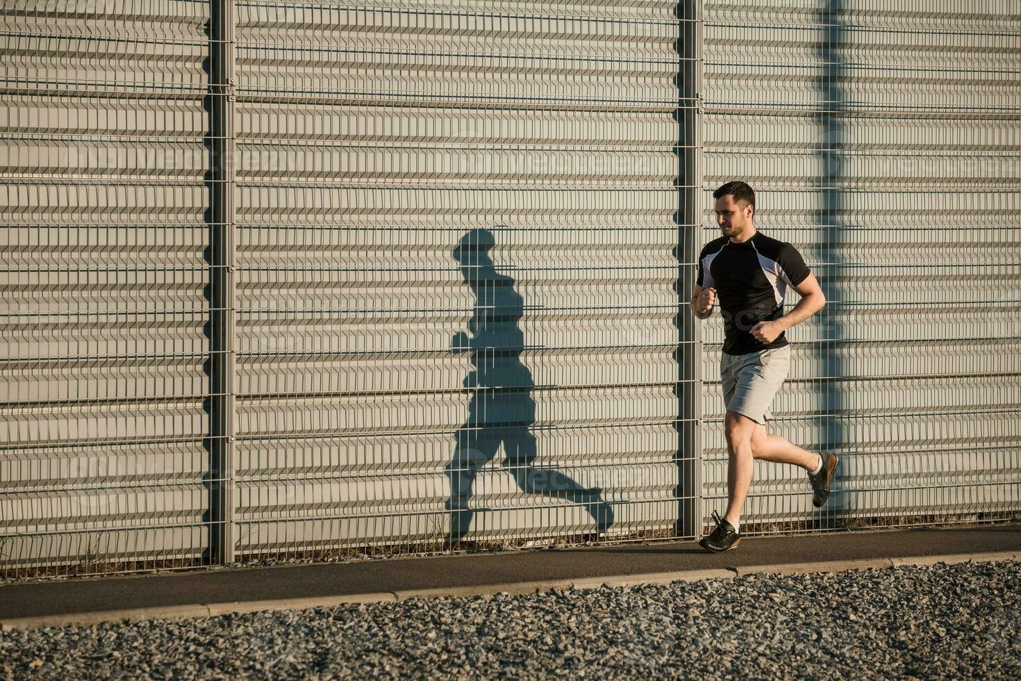 lleno longitud retrato de atlético hombre corriendo foto