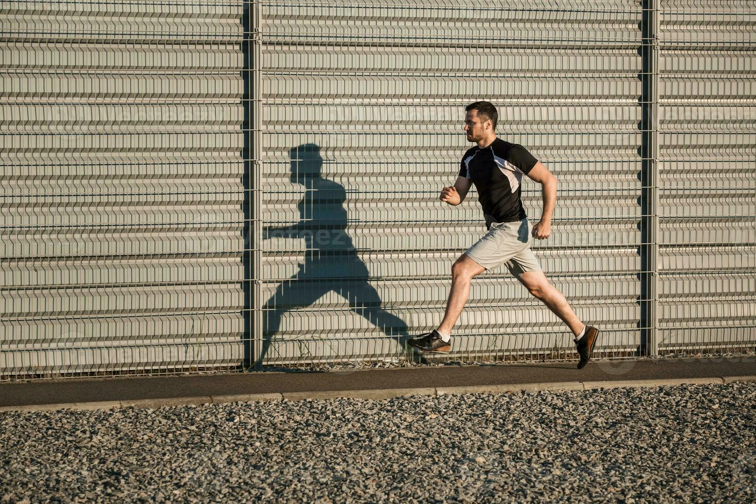 lleno longitud retrato de atlético hombre corriendo foto