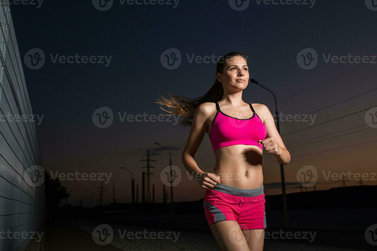 corriendo mujer. corredor trotar en noche. foto