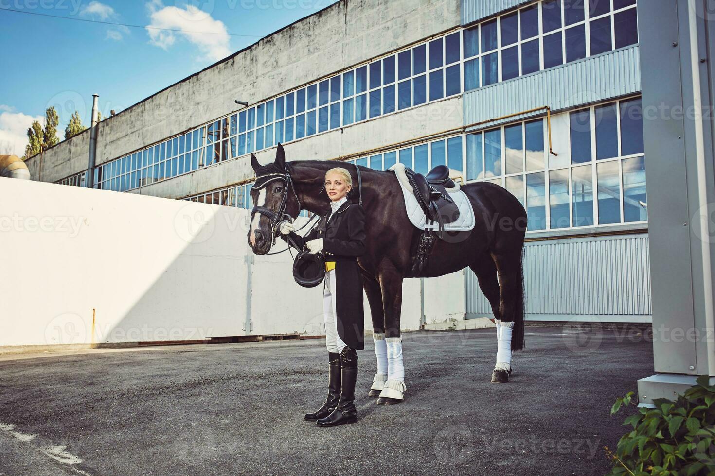 mujer jockey con su caballo foto