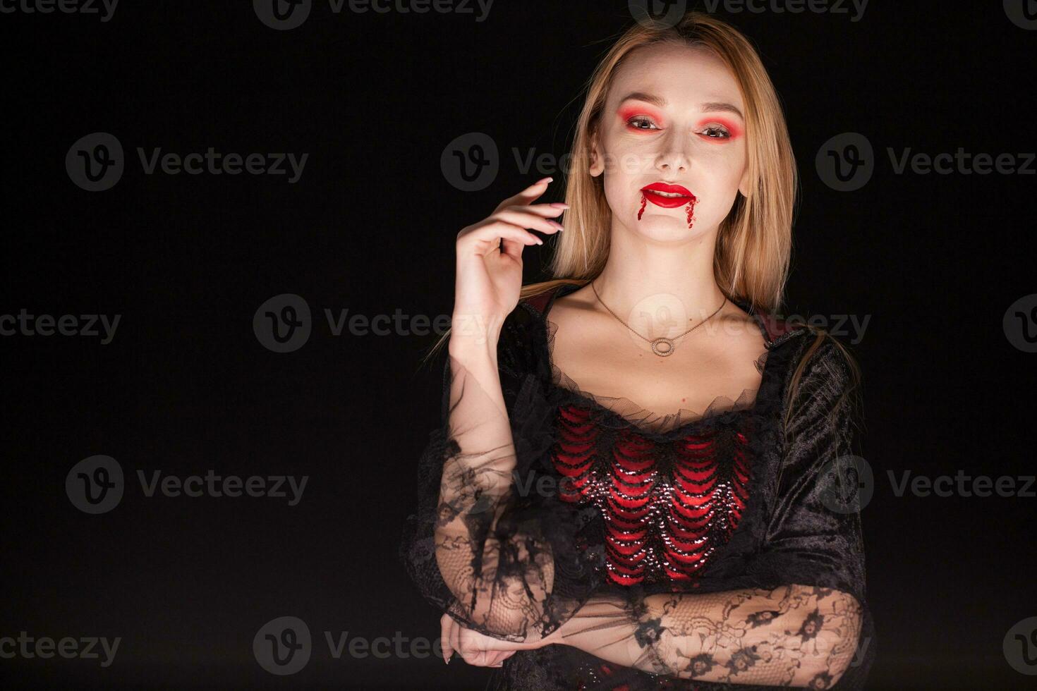 caucásico mujer vistiendo un seductor vampiro disfraz para Víspera de Todos los Santos. atractivo mujer. foto