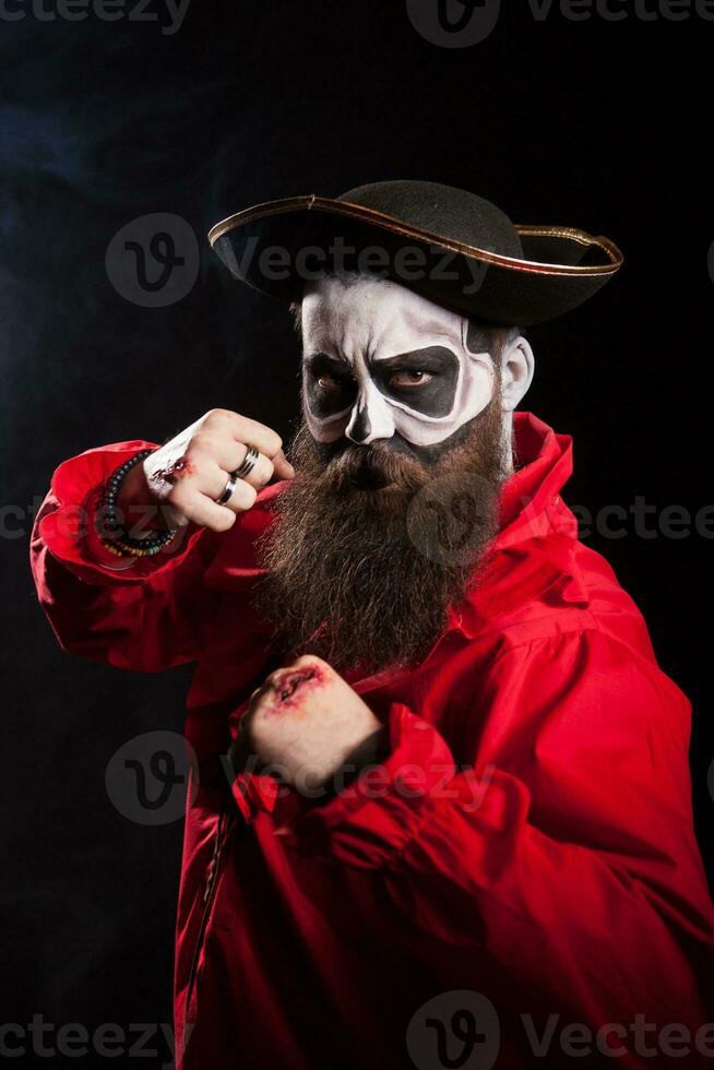 medieval marinero con barba y sombrero aislado terminado negro antecedentes. Víspera de Todos los Santos traje. foto