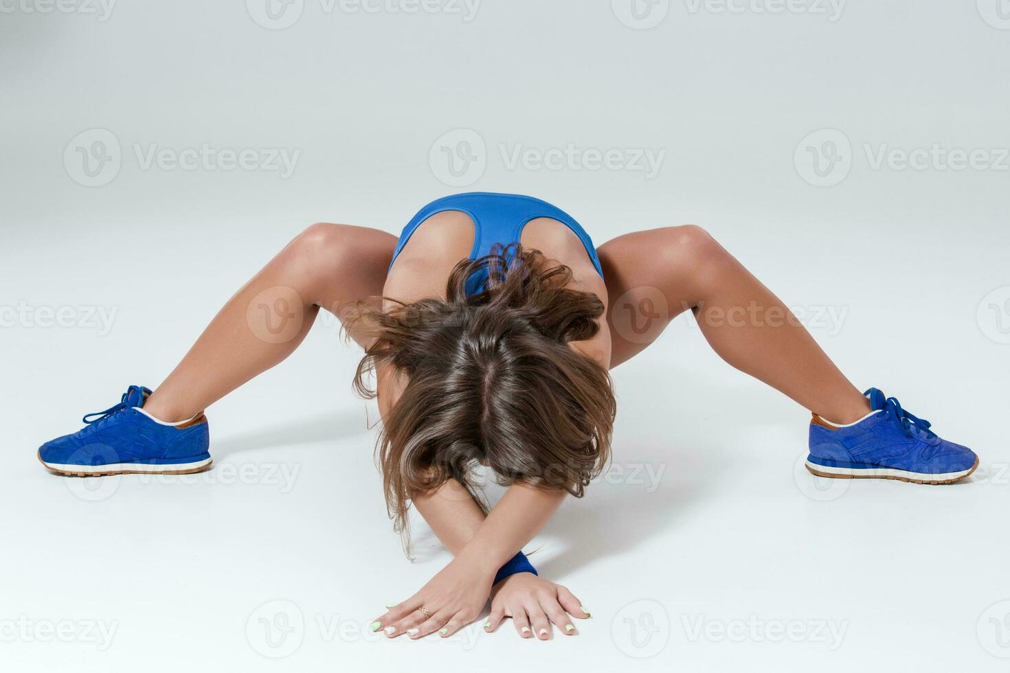 deportivo flexible niña haciendo extensión ejercicio foto