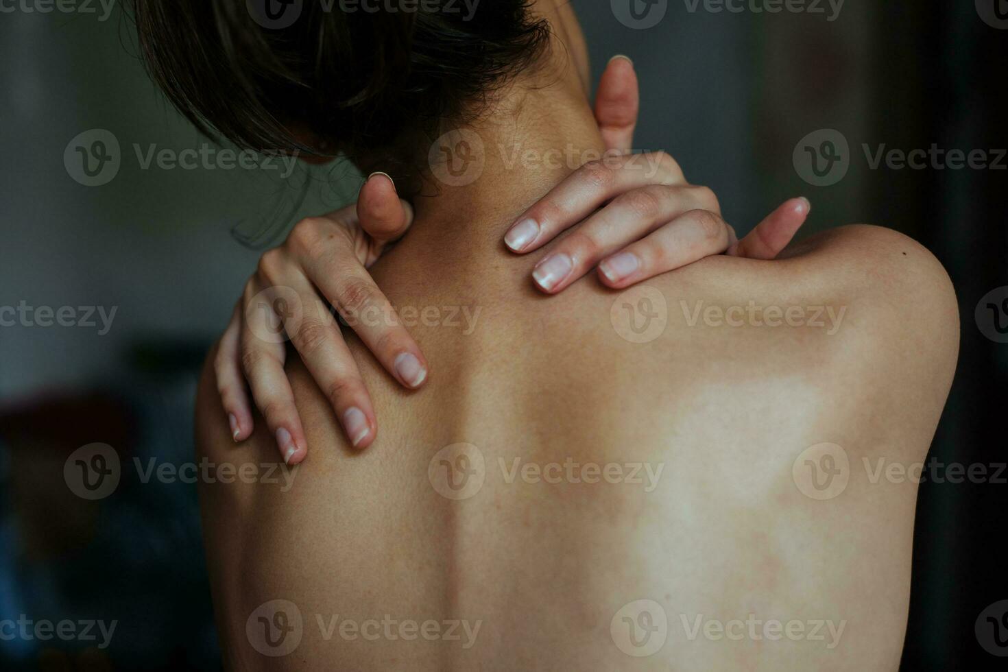 mujer sufrimiento desde cuello dolor foto