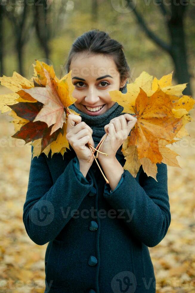 otoño caminar niña en el Saco en bosque foto