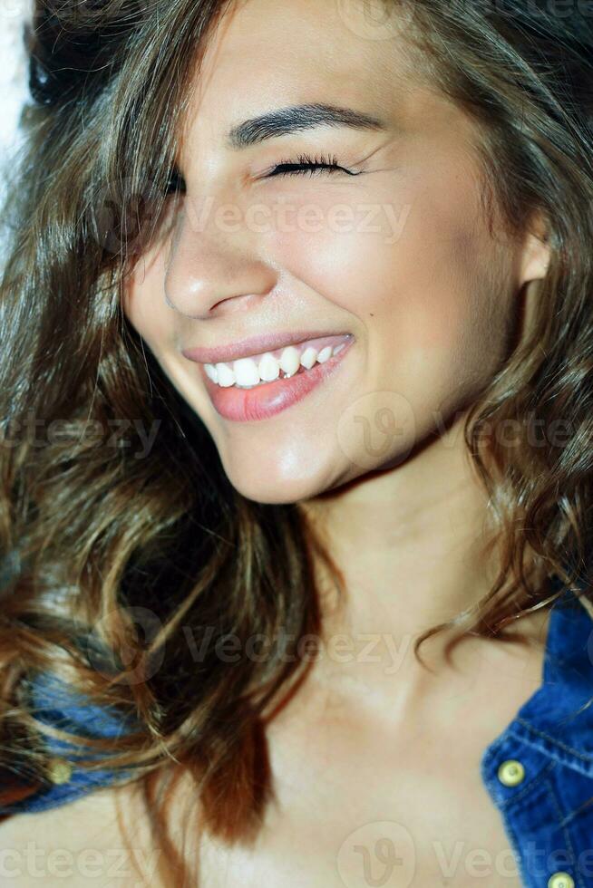 hermosa mujer rostro. Perfecto con dientes sonrisa foto