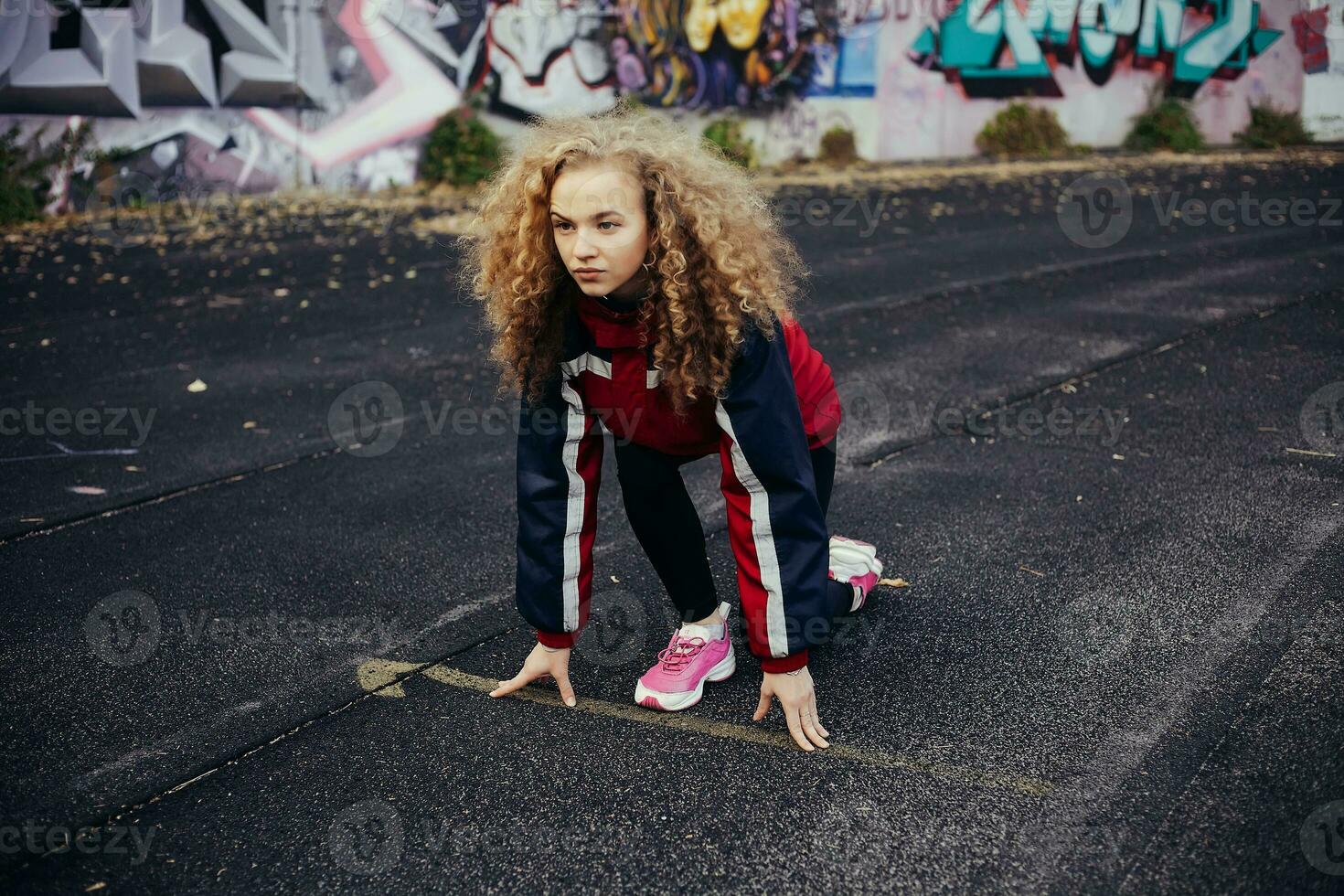 niña en pie a bajo comienzo el estadio foto