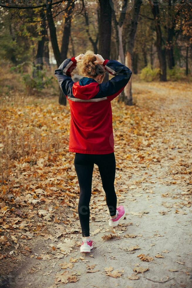 aptitud niña corriendo a puesta de sol otoño naranja bosque foto