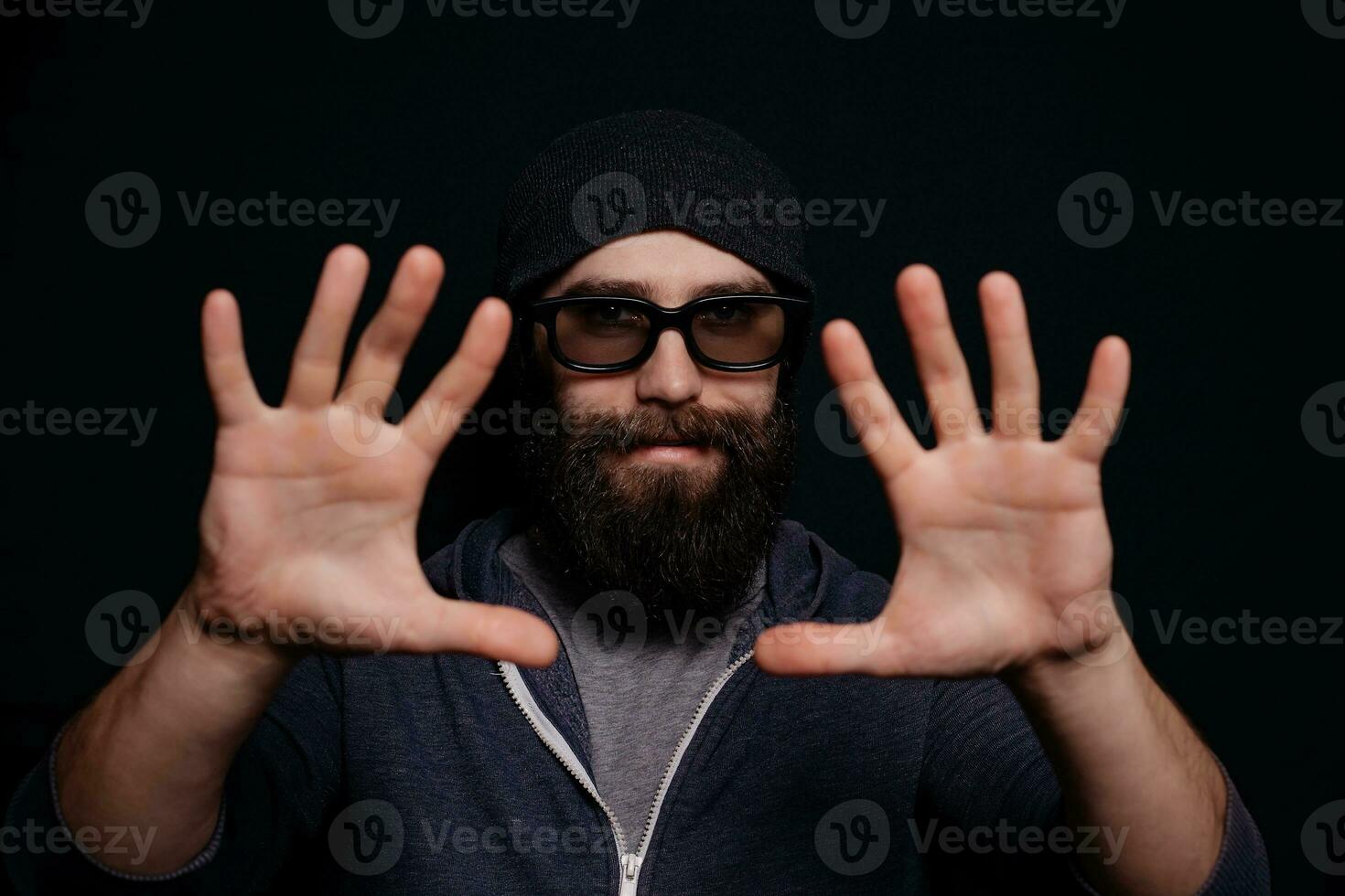 hermoso masculino grande barba en lentes y sombrero foto