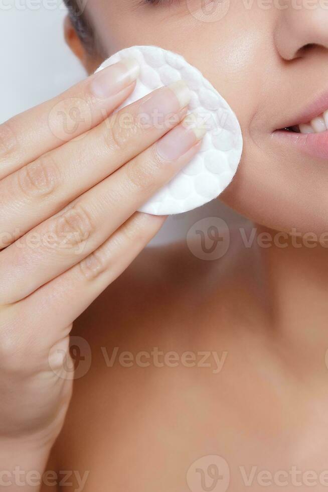 mujer joven cuida la piel de la cara foto