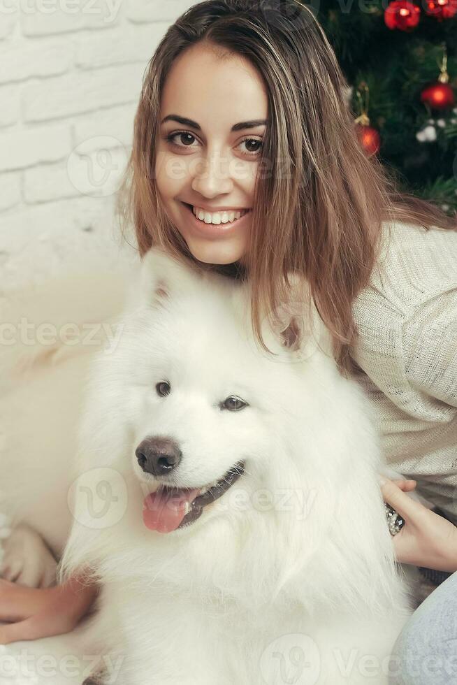 joven hermosa mujer con fornido perros Navidad ajuste foto