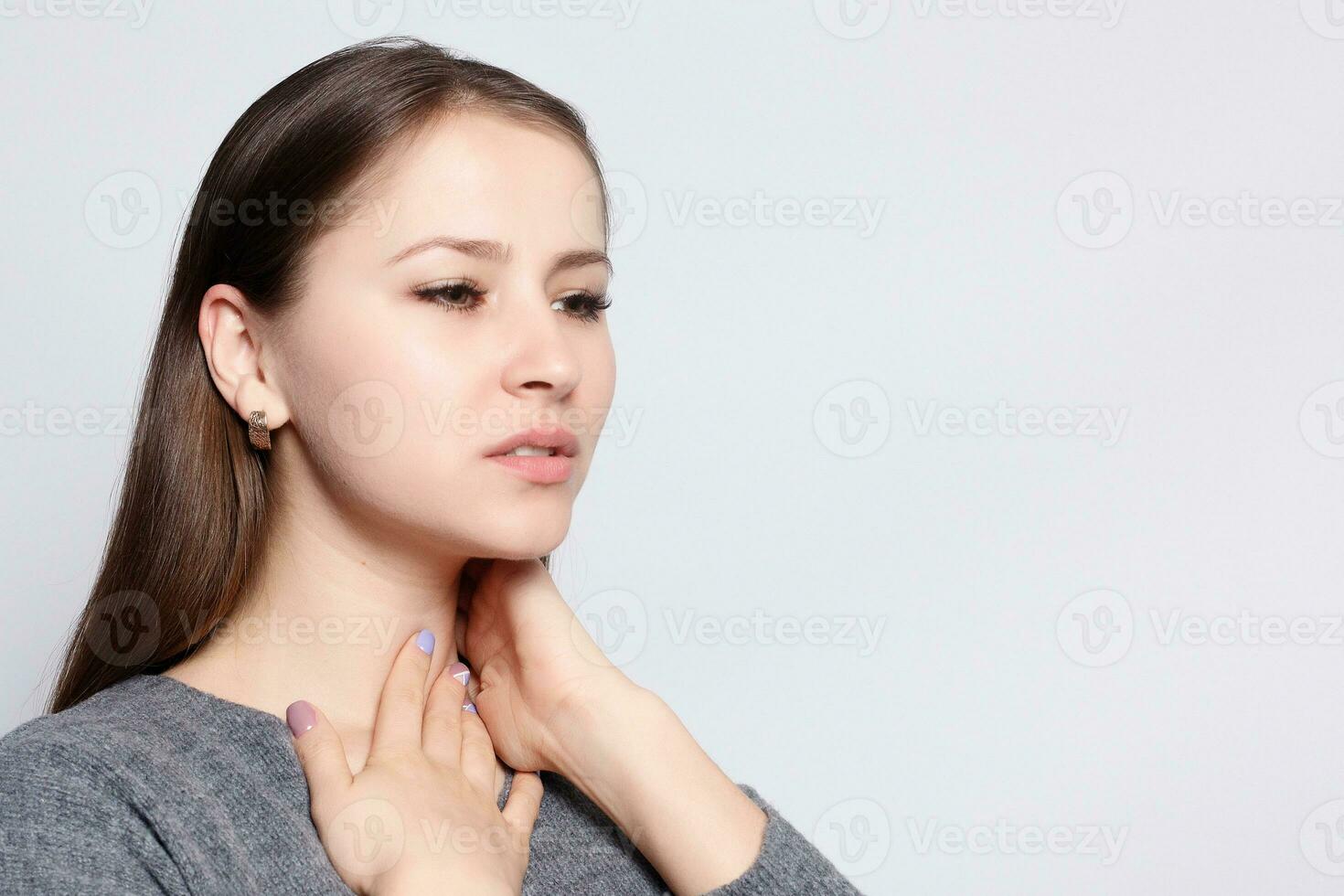 garganta dolor. de cerca de enfermo mujer con dolorido garganta sensación malo foto