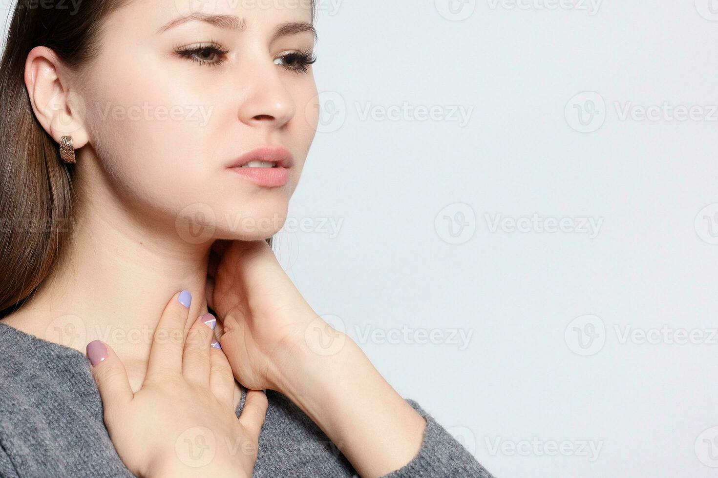 garganta dolor. de cerca de enfermo mujer con dolorido garganta sensación malo foto