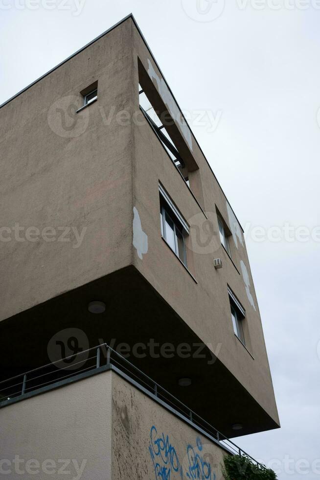 fachada de un edificio con azul cielo foto