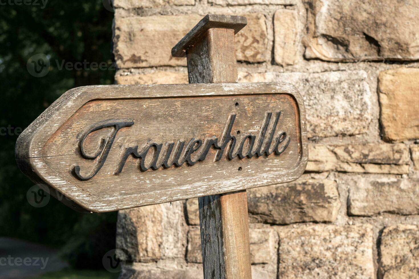 sign shows direction to the mourning hall of a cemetery photo