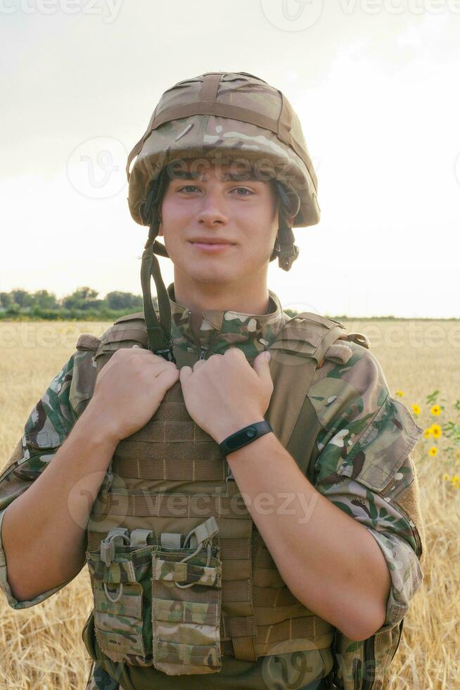 soldado hombre en pie en contra un campo foto