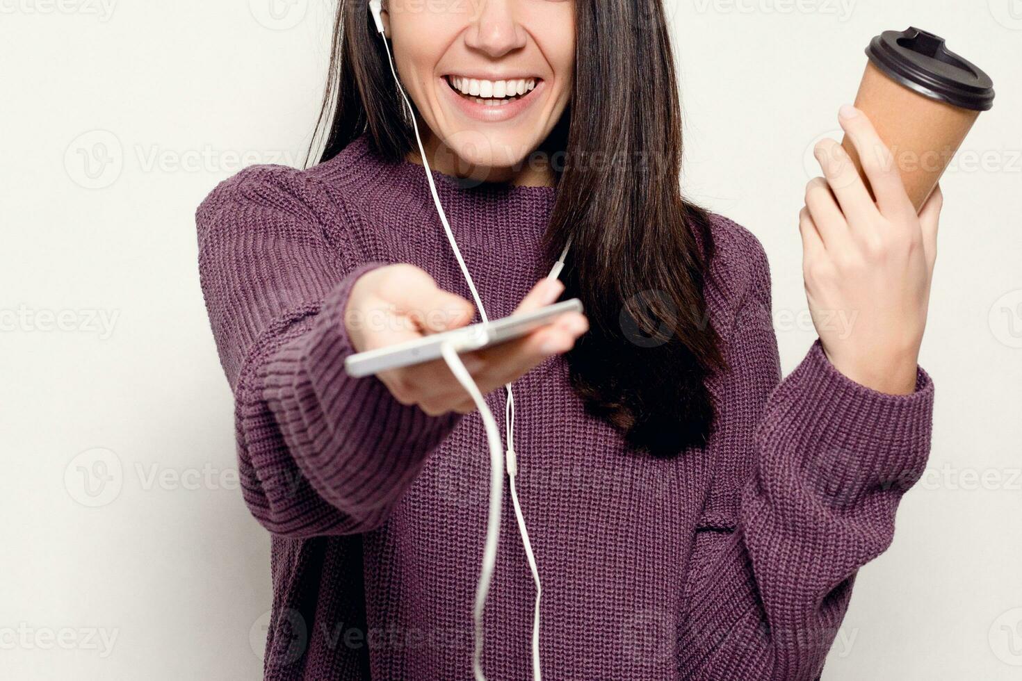 joven hermosa mujer con inteligente teléfono foto