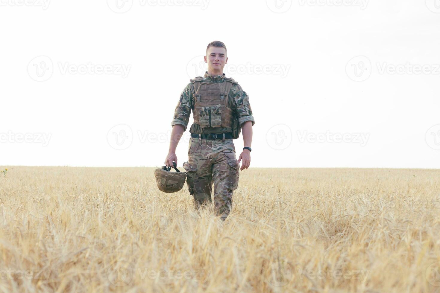 soldado hombre en pie en contra un campo foto