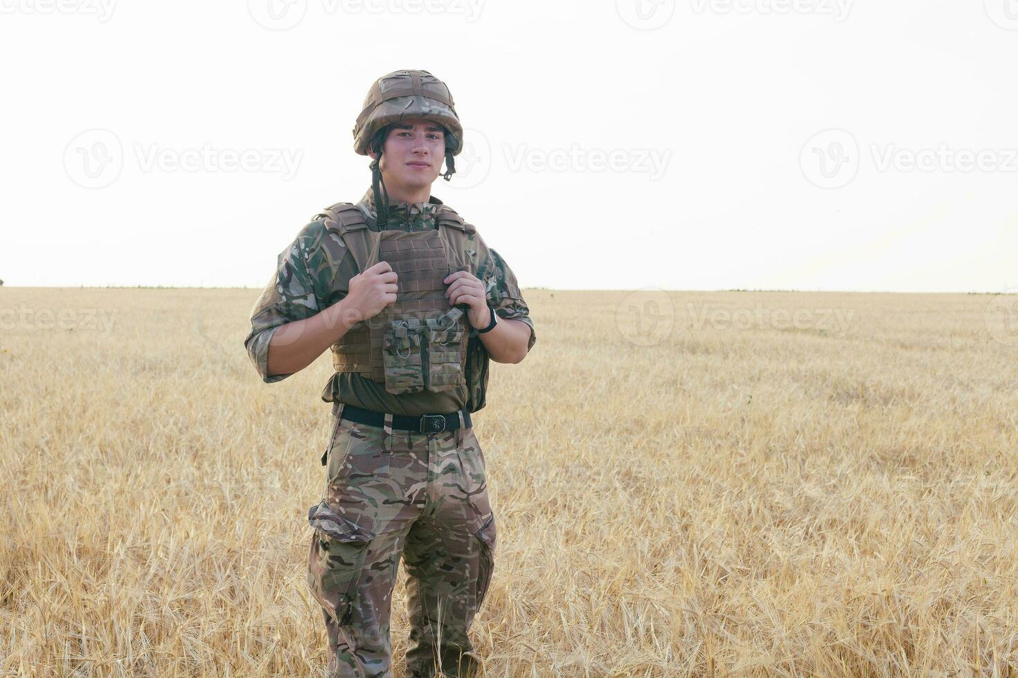 soldado hombre en pie en contra un campo foto