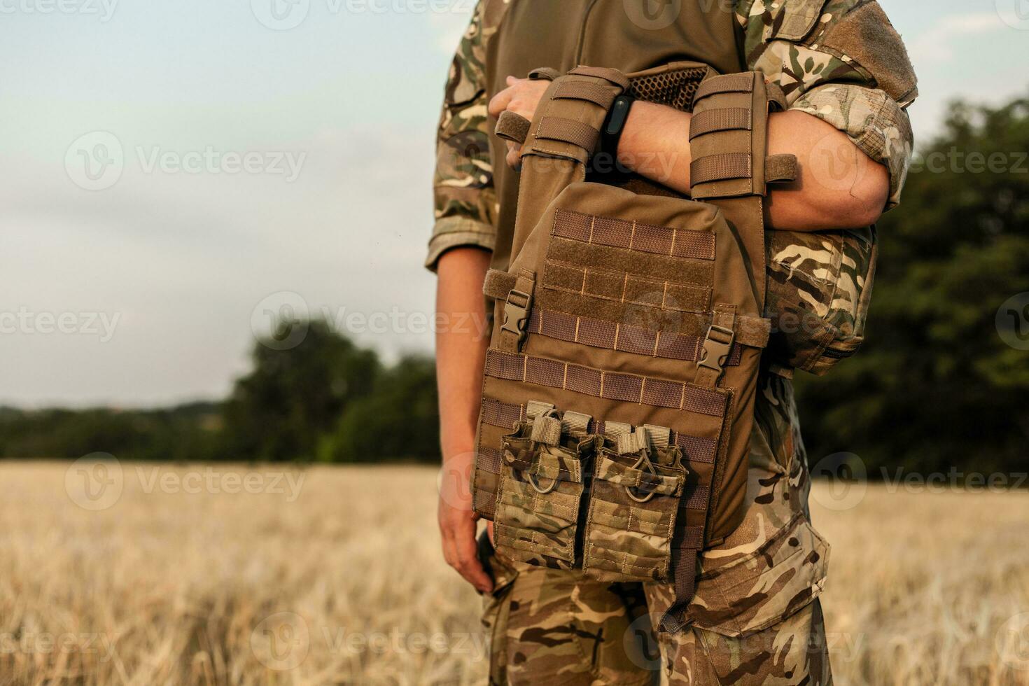 soldado hombre en pie en contra un campo foto