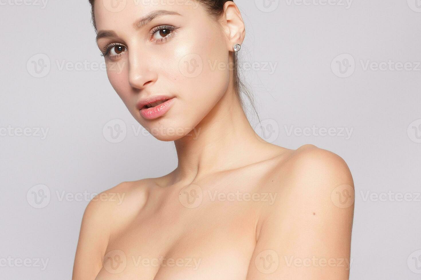 hermosa joven mujer con limpiar Fresco piel cerca arriba foto