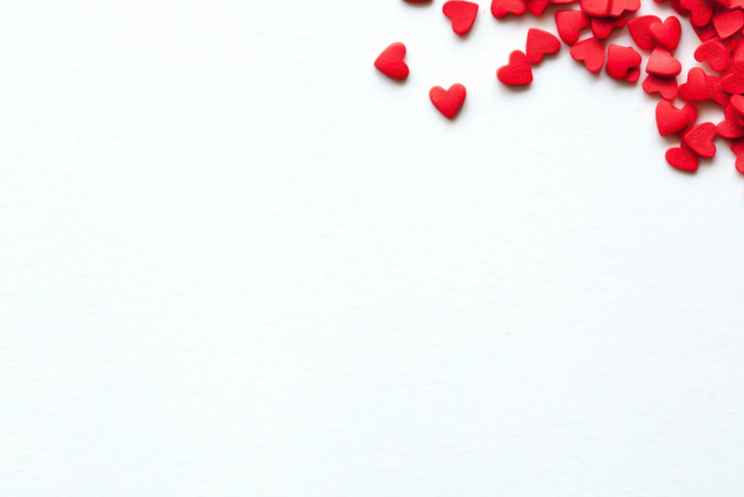 San Valentín día, vistoso papel corazones en línea como un regalo para San Valentín dia.corazon es otoño amor. marco, 3d amor me gusta corazón íconos flotante en pequeño rojo presente regalo caja con febrero ,14 enamorado día foto