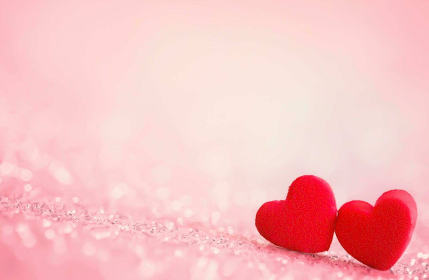 San Valentín día, vistoso papel corazones en línea como un regalo para San Valentín dia.corazon es otoño amor. marco, 3d amor me gusta corazón íconos flotante en pequeño rojo presente regalo caja con febrero ,14 enamorado día foto