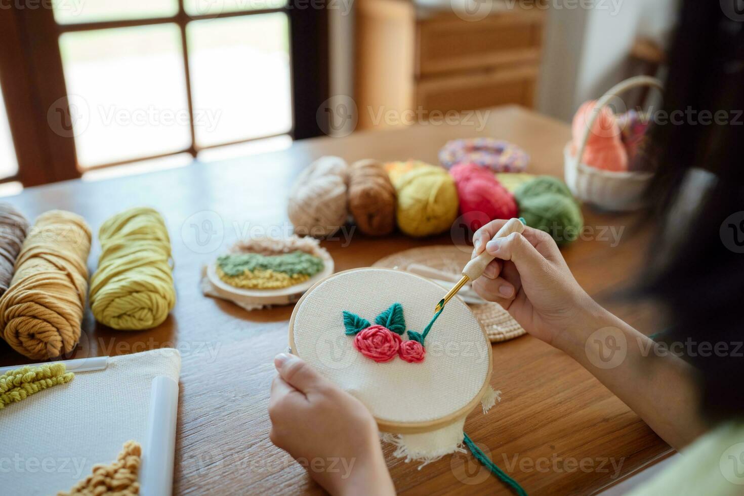 puñetazo aguja. asiático mujer haciendo hecho a mano pasatiempo tejido de punto en estudio taller. diseñador lugar de trabajo hecho a mano arte proyecto bricolaje bordado concepto. foto