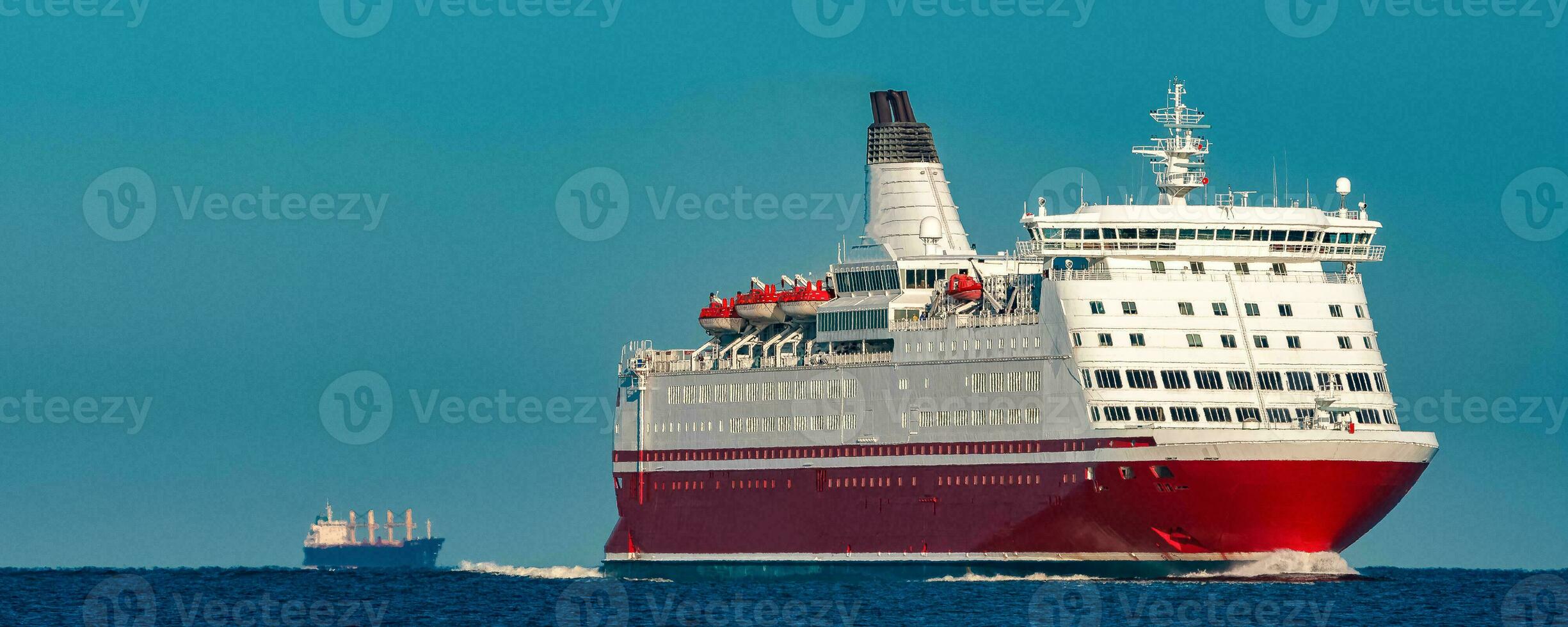 rojo crucero transatlántico. grande pasajero transportar en marcha foto