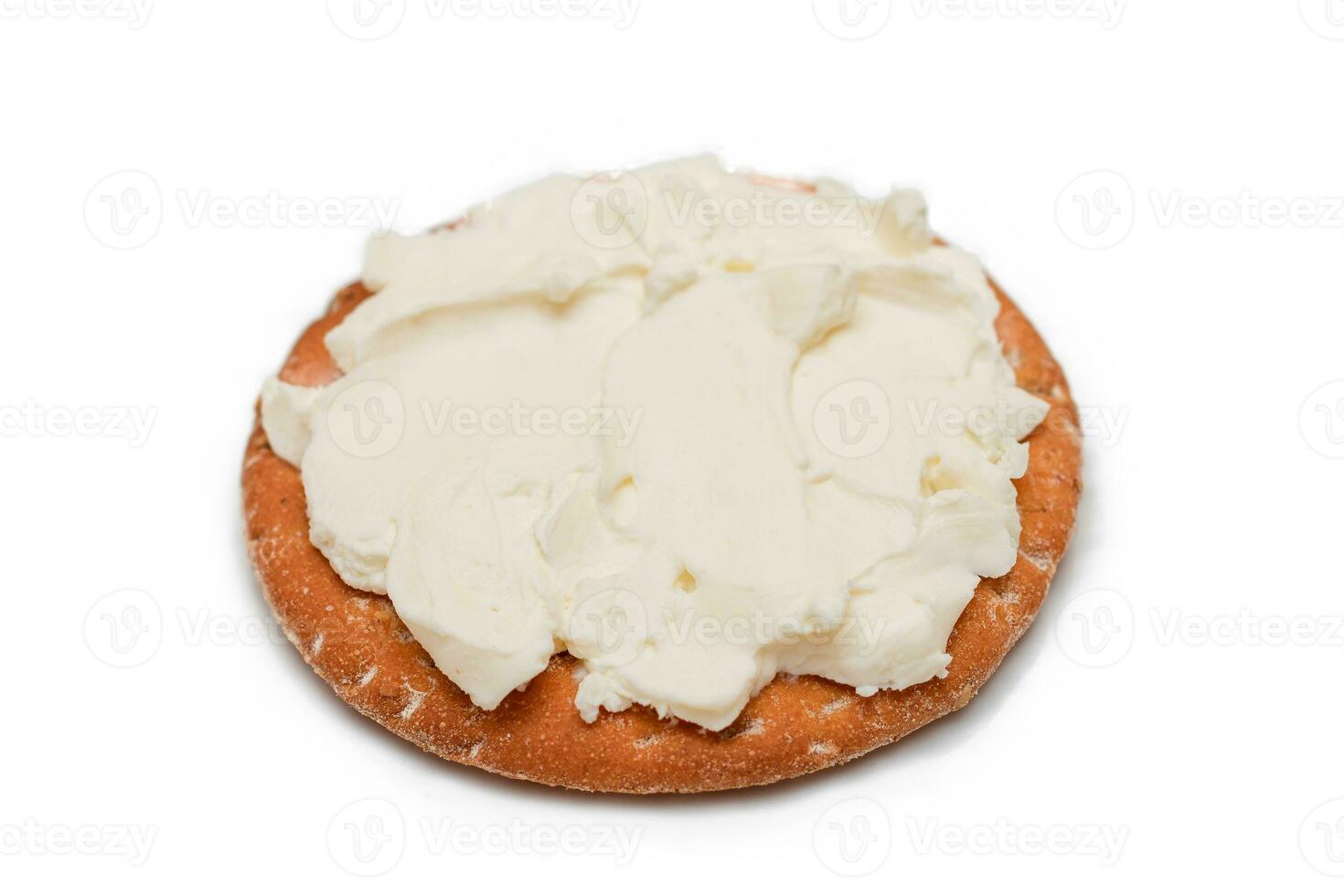 crujiente galleta emparedado con crema queso aislado en blanco foto