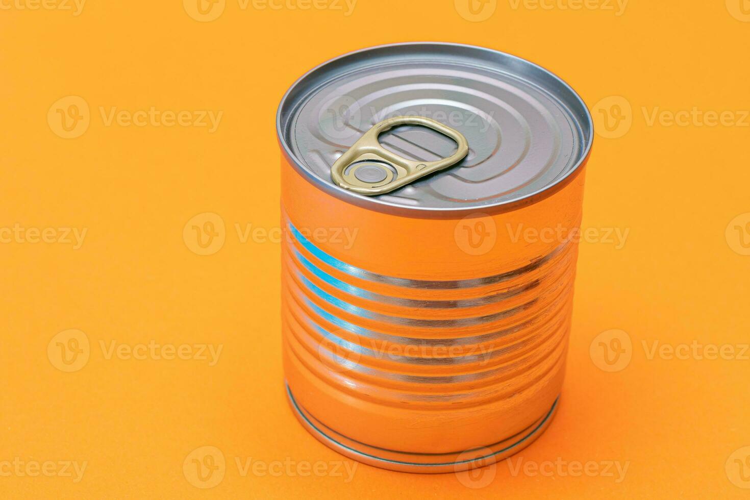 sin abrir estaño lata con blanco borde en naranja antecedentes. Enlatado alimento. aluminio lata para seguro y largo término almacenamiento de alimento. acero sellado comida almacenamiento envase foto