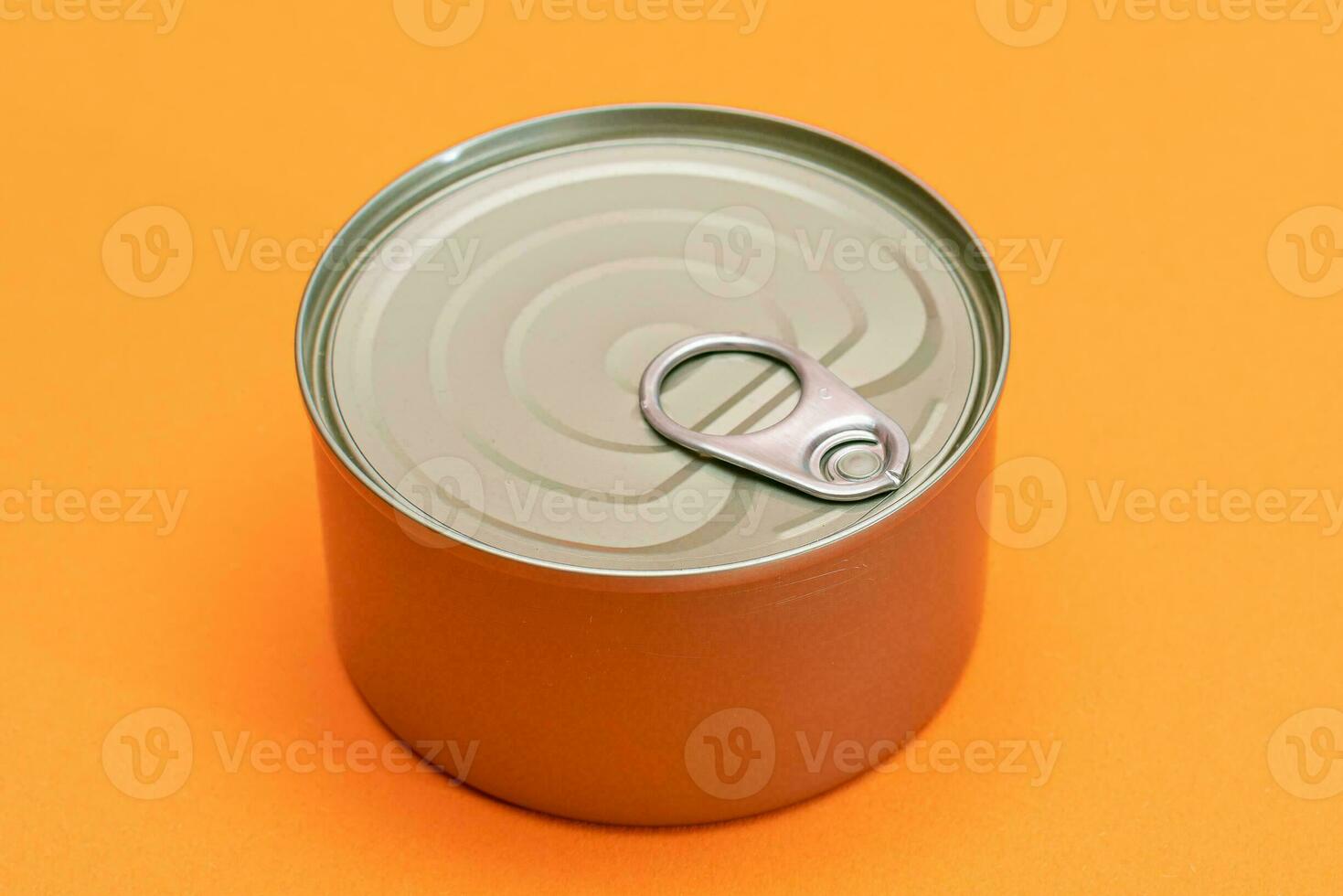 sin abrir estaño lata con blanco borde en naranja antecedentes. Enlatado alimento. aluminio lata para seguro y largo término almacenamiento de alimento. acero sellado comida almacenamiento envase foto