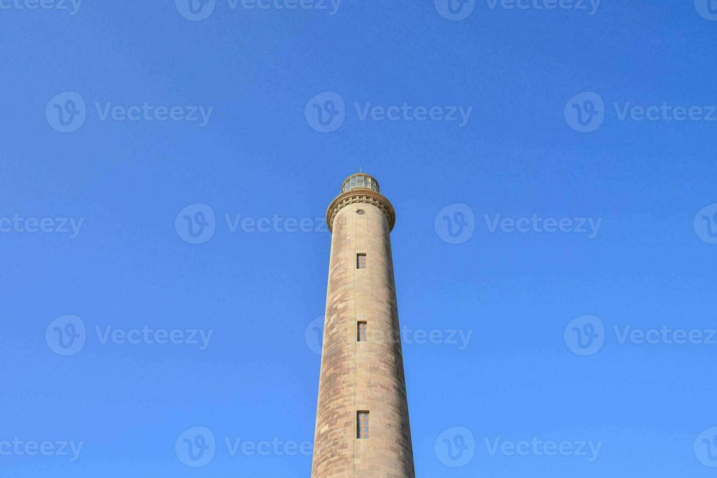 un alto torre con un azul cielo en el antecedentes foto