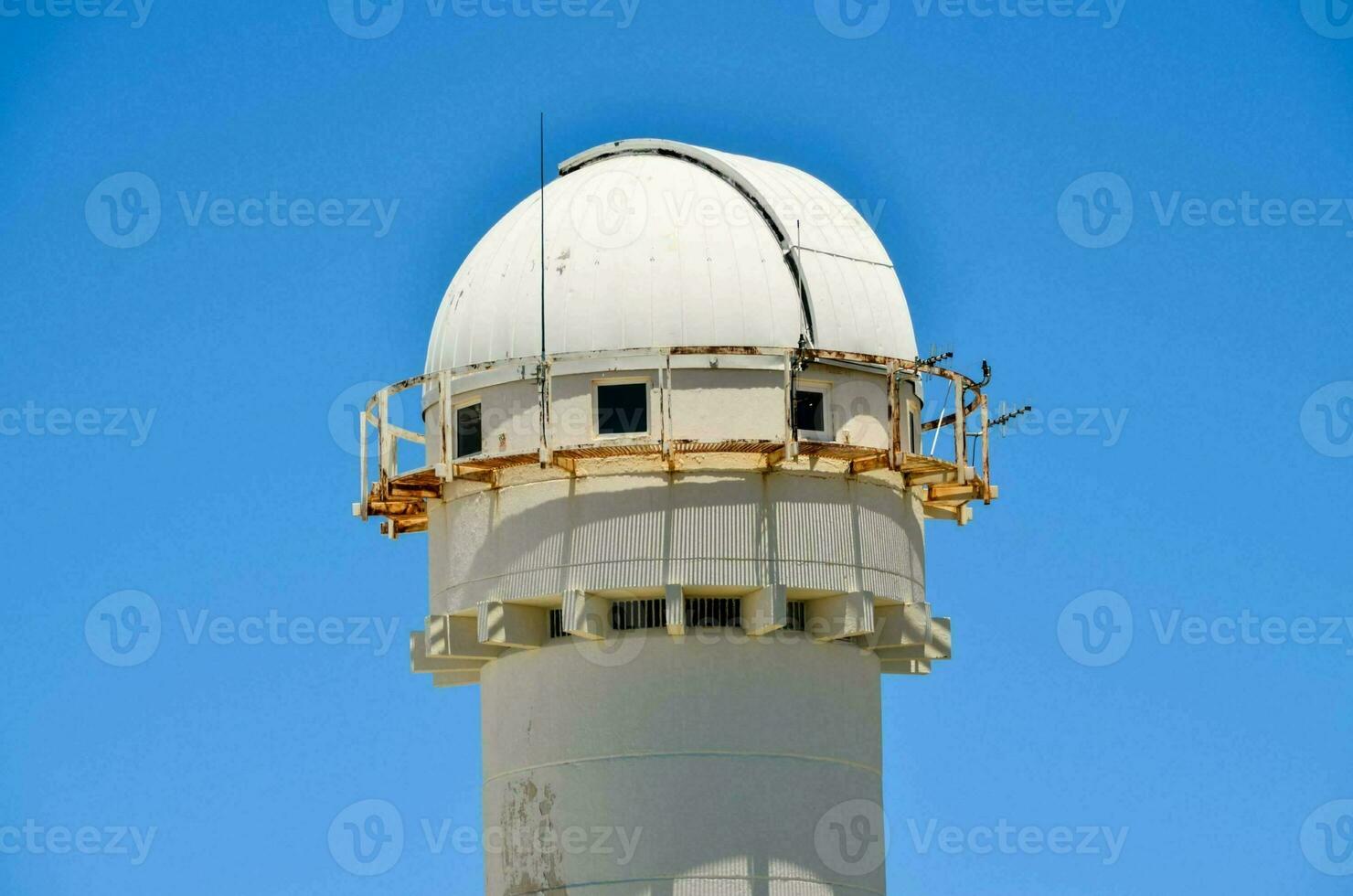 a white dome on top of a building photo