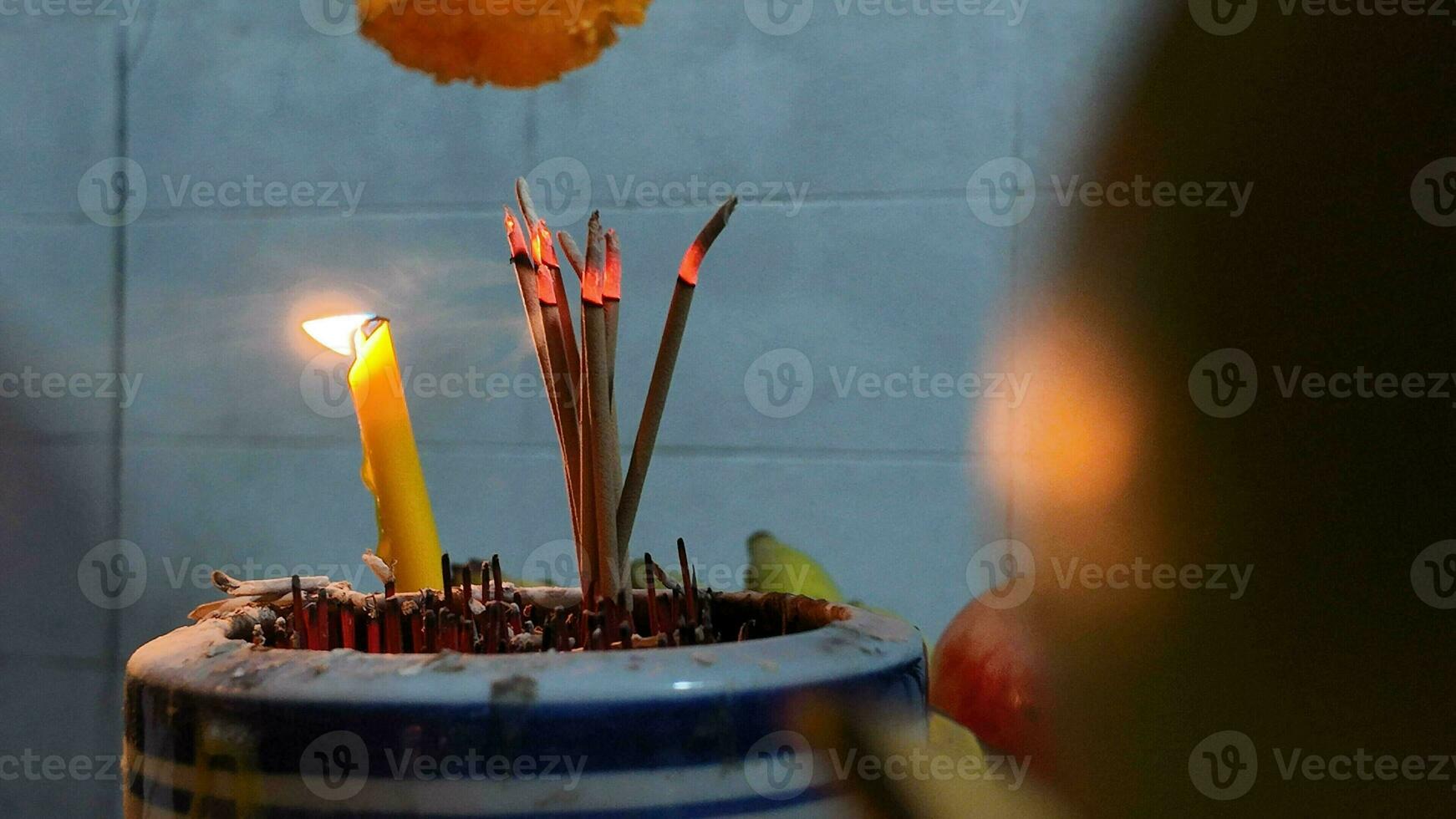 incienso velas fumar Fruta agua vaso Asia cultura tradicional celebracion chino nuevo año 2024 10 diez th febrero festival budismo el respeto China Tailandia Bangkok religión templo Dios creencia esperanza foto