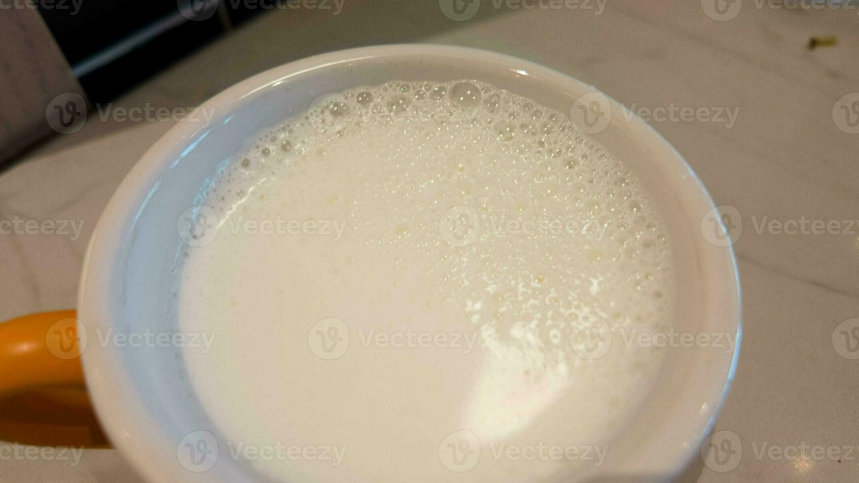 Leche bebida café taza espuma capuchino latté café blanco antecedentes crema bebida cafeína desayuno Café exprés Mañana comida caliente marrón líquido mesa aroma dulce moca espuma refresco Desierto sabroso barista foto