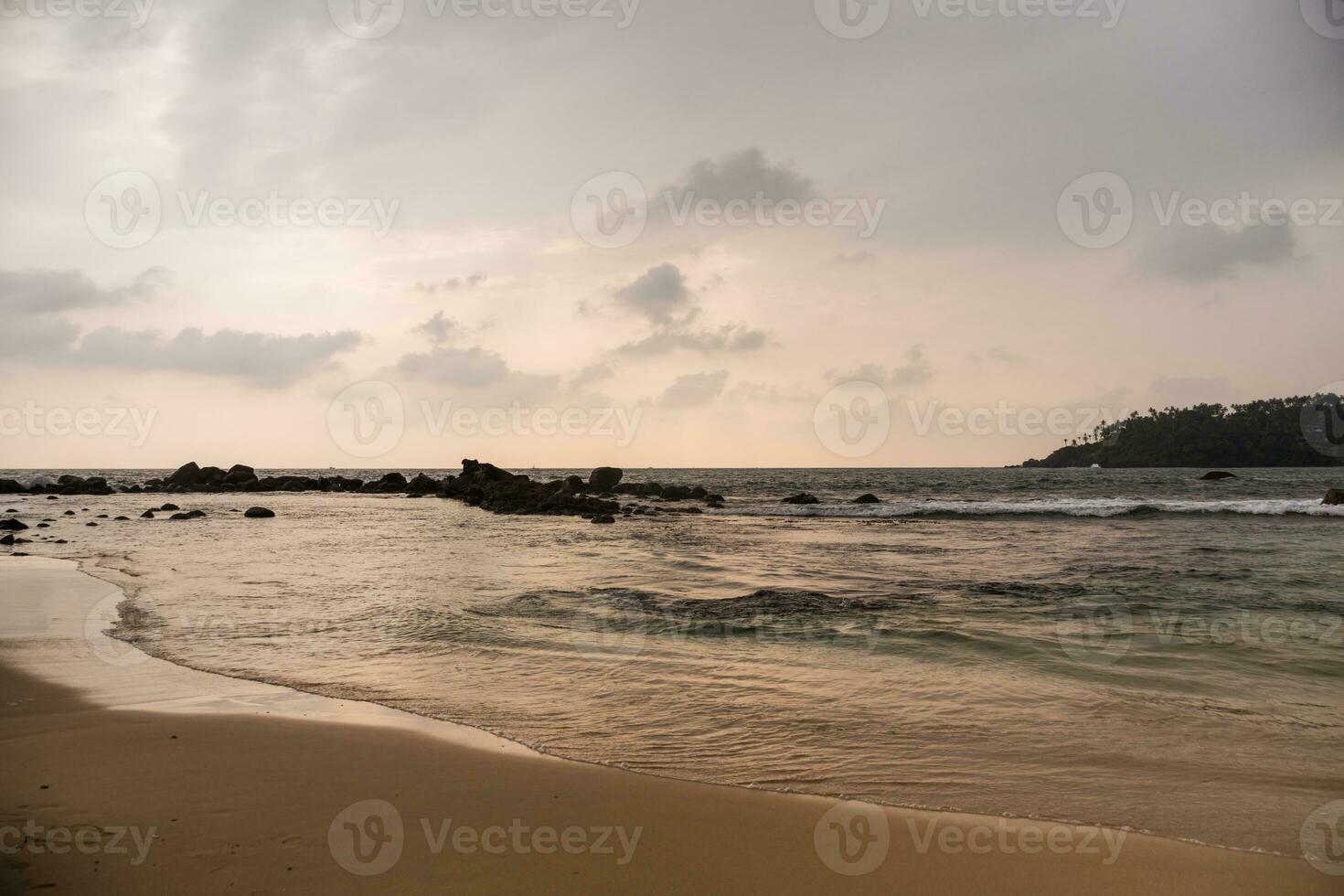 hermosa mirissa en la playa puesta de sol en a sri lanka.toned imagen foto