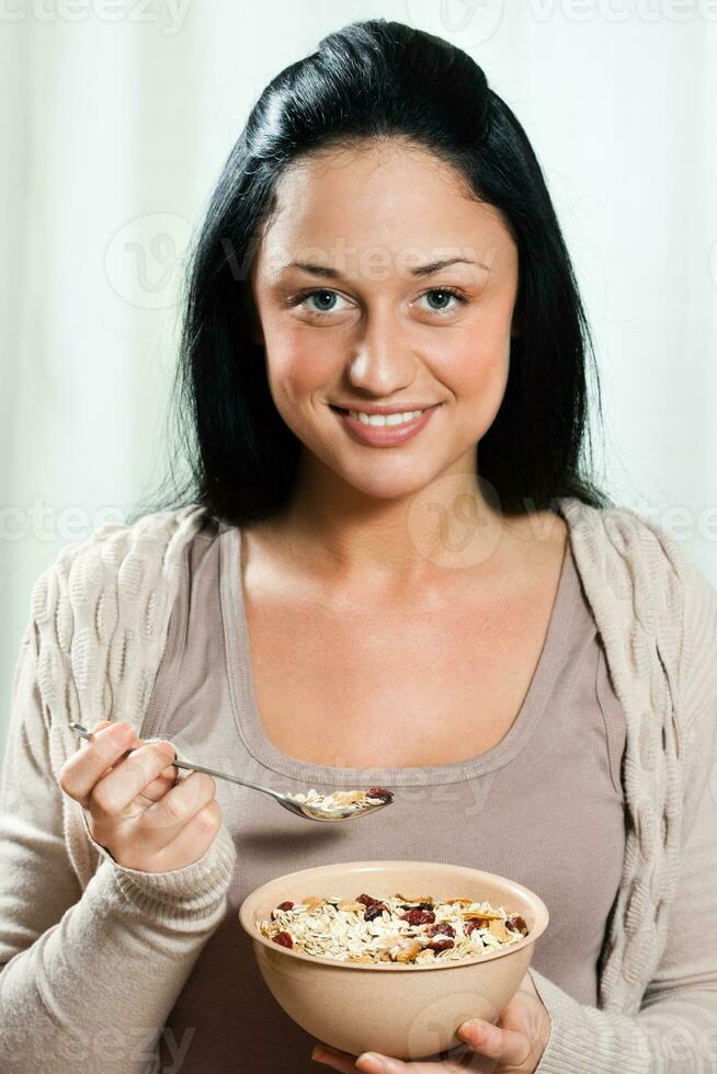 joven mujer comiendo cereales foto
