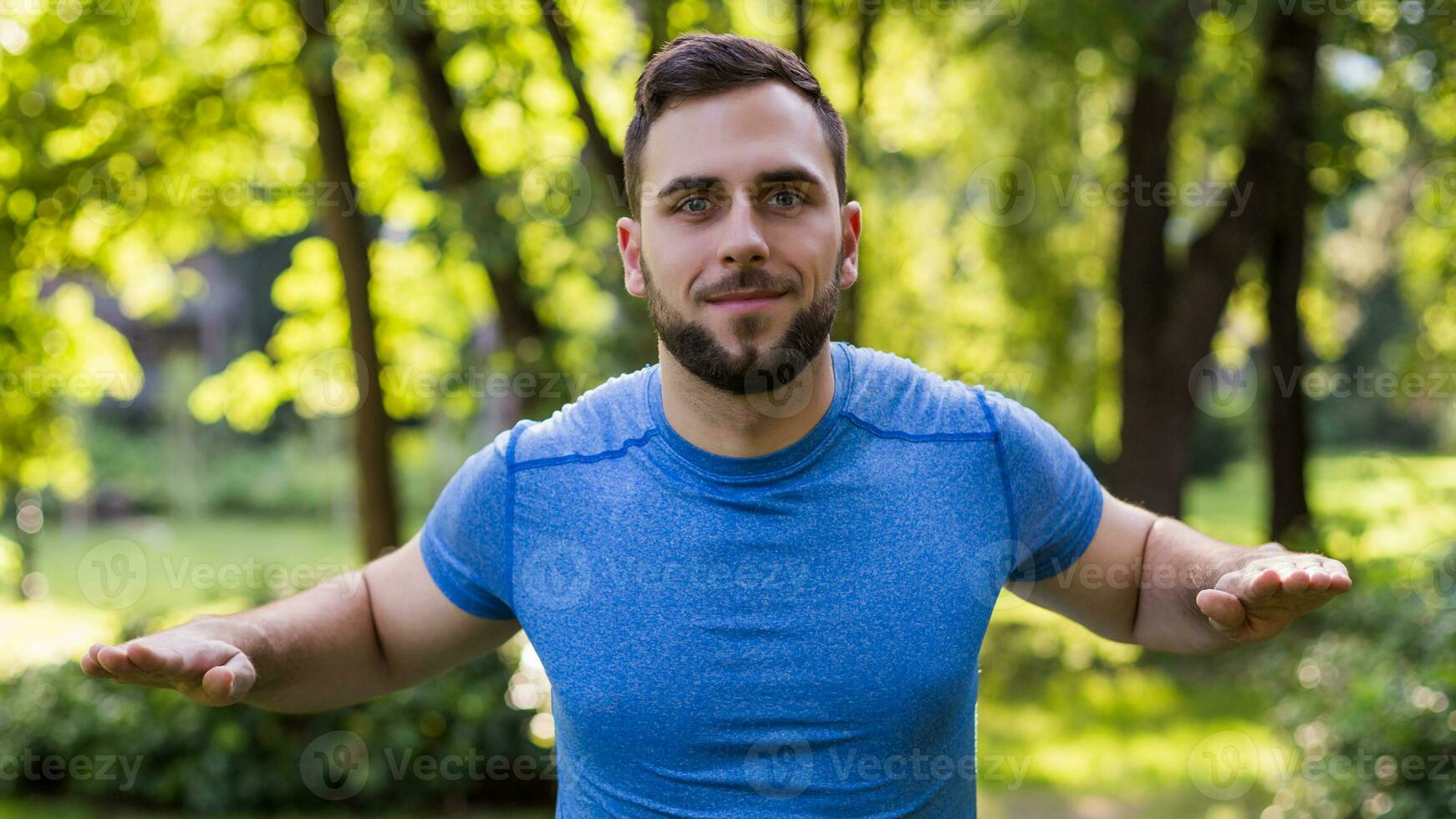 hermoso hombre hacer ejercicio en el parque. foto