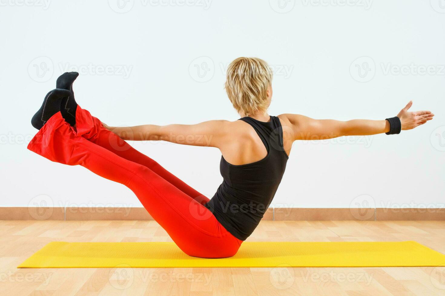 mujer haciendo yoga foto