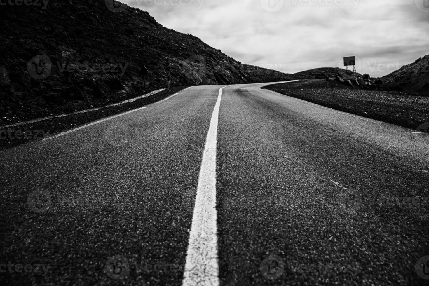 negro y blanco imagen de la carretera en Marruecos. foto