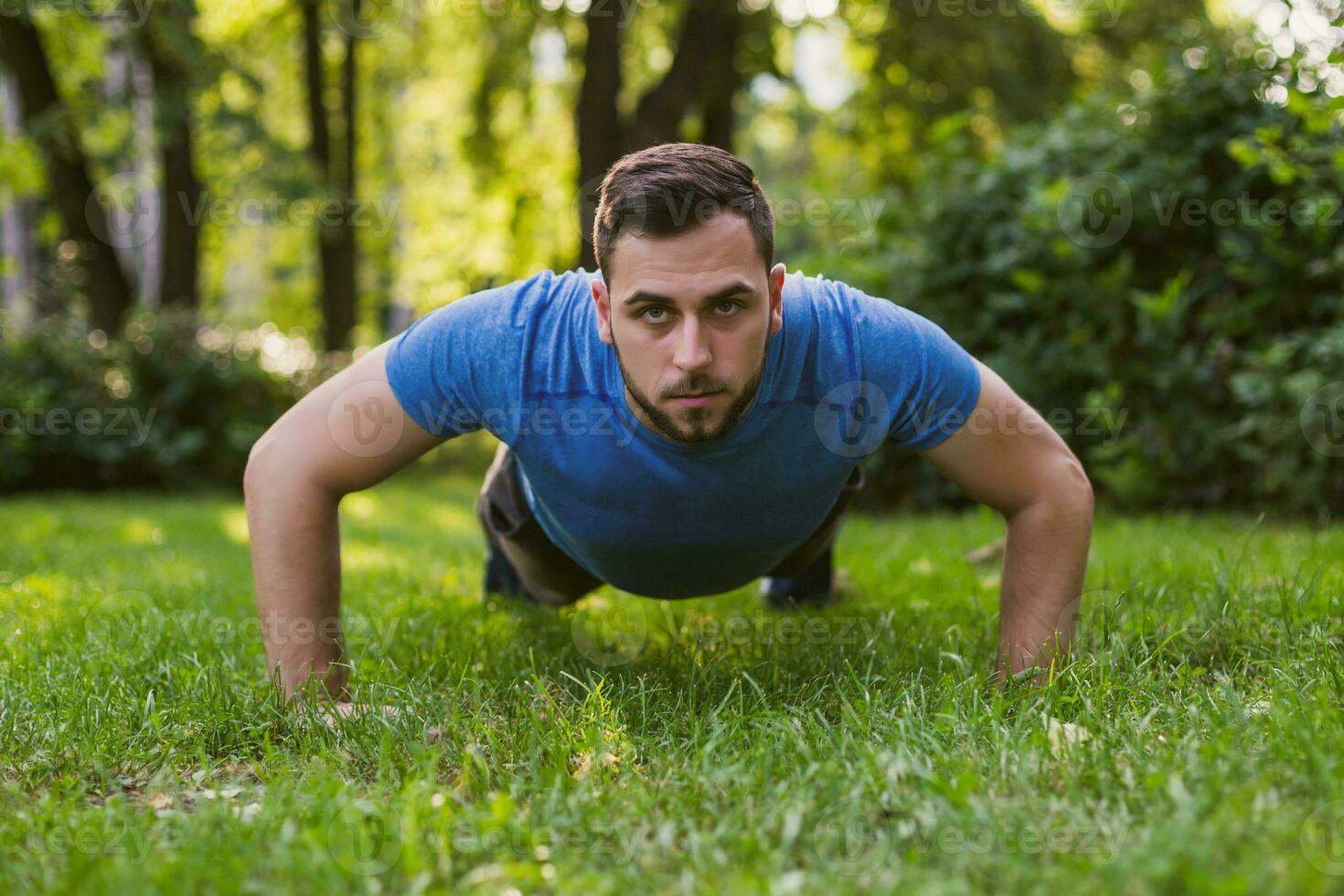 hermoso hombre practicando en el parque. foto