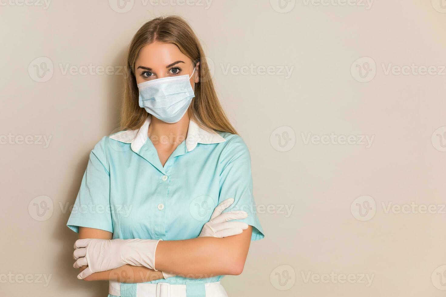 retrato de enfermero con protector máscara y guantes. foto