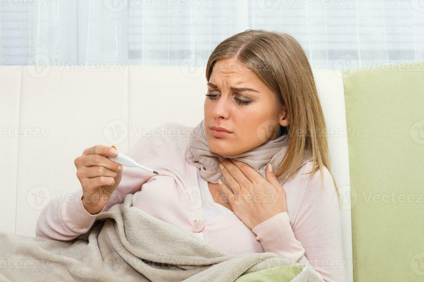 mujer es teniendo dolorido garganta foto